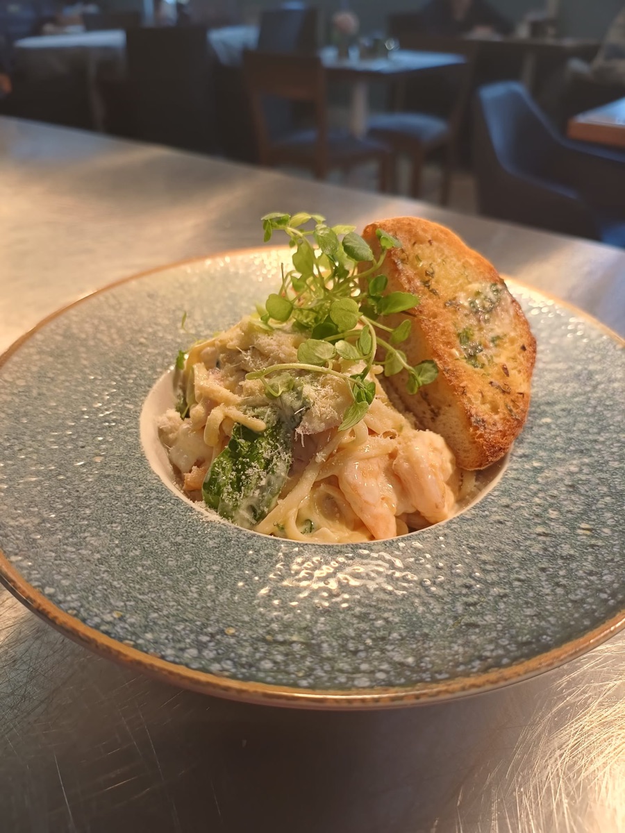Creamy spinach and king prawn linguini